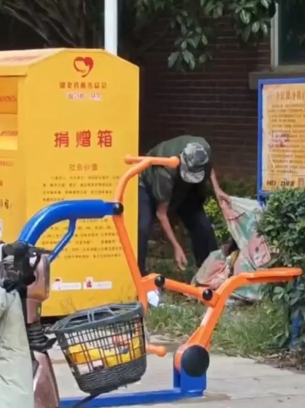 “半路截和”,武汉一男子私掏旧衣捐赠箱,官方回应:可能涉嫌偷盗 “半路截和”,武汉一男子私掏旧衣捐赠箱,官方回应:可能涉嫌偷盗