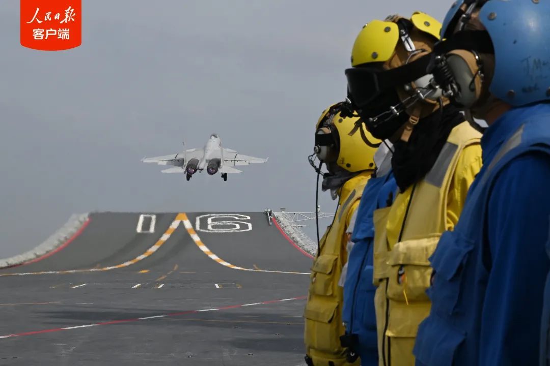 现场画面!辽宁舰、山东舰首次开展双航母编队演练 现场画面!辽宁舰、山东舰首次开展双航母编队演练