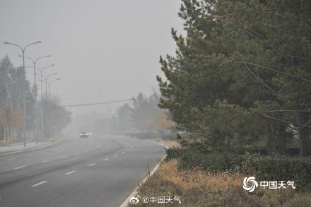 北京空气重污染黄色预警中 能见度低需谨慎驾驶