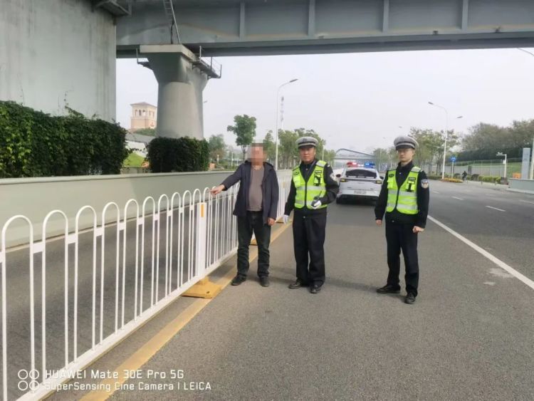 看傻眼！男子为图方便，徒手拆护栏