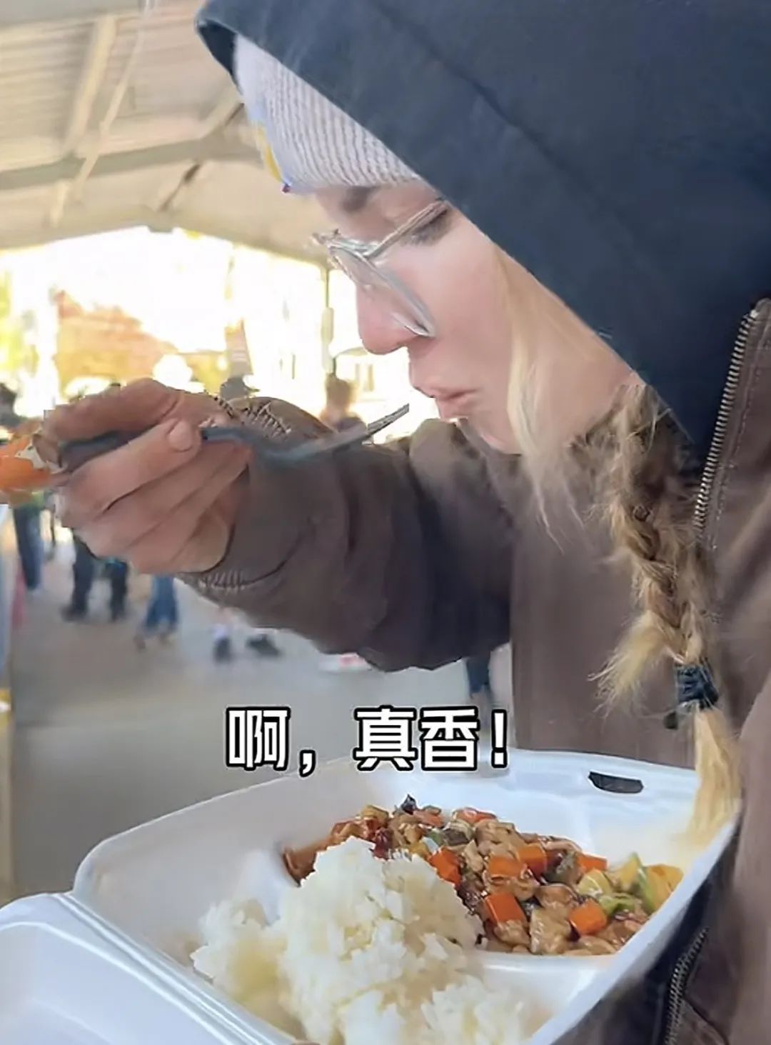 真藏不住了！东北盒饭火爆美国！十几块钱的“天花板盒饭”到底有多香