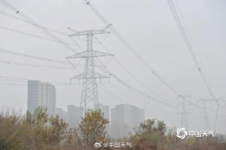 北京空气重污染黄色预警中 能见度低需谨慎驾驶