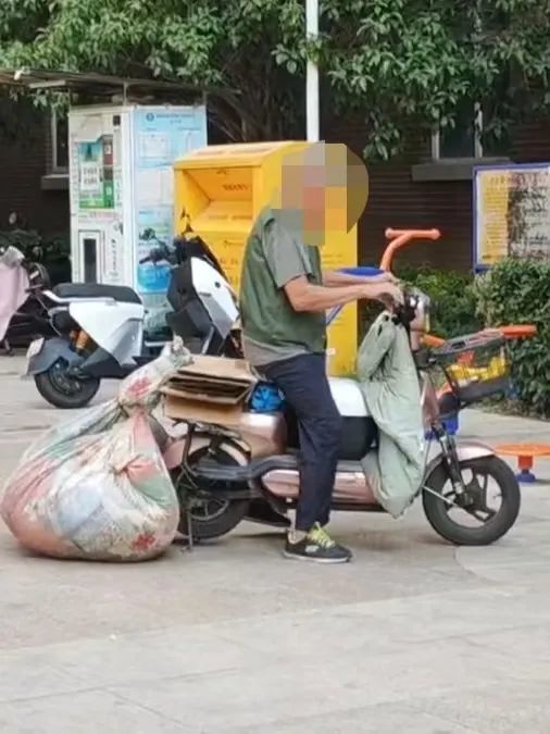 “半路截和”,武汉一男子私掏旧衣捐赠箱,官方回应:可能涉嫌偷盗 “半路截和”,武汉一男子私掏旧衣捐赠箱,官方回应:可能涉嫌偷盗