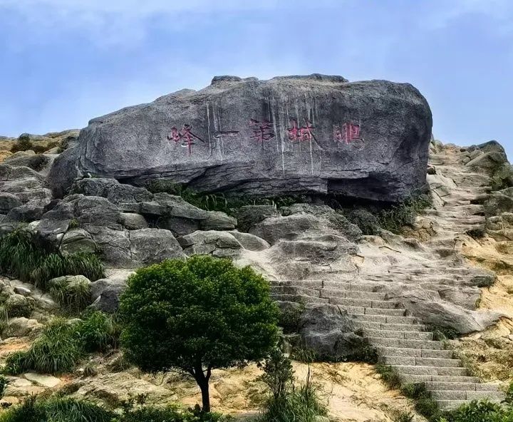 “鹏城第一峰”是假石头？深圳回应→