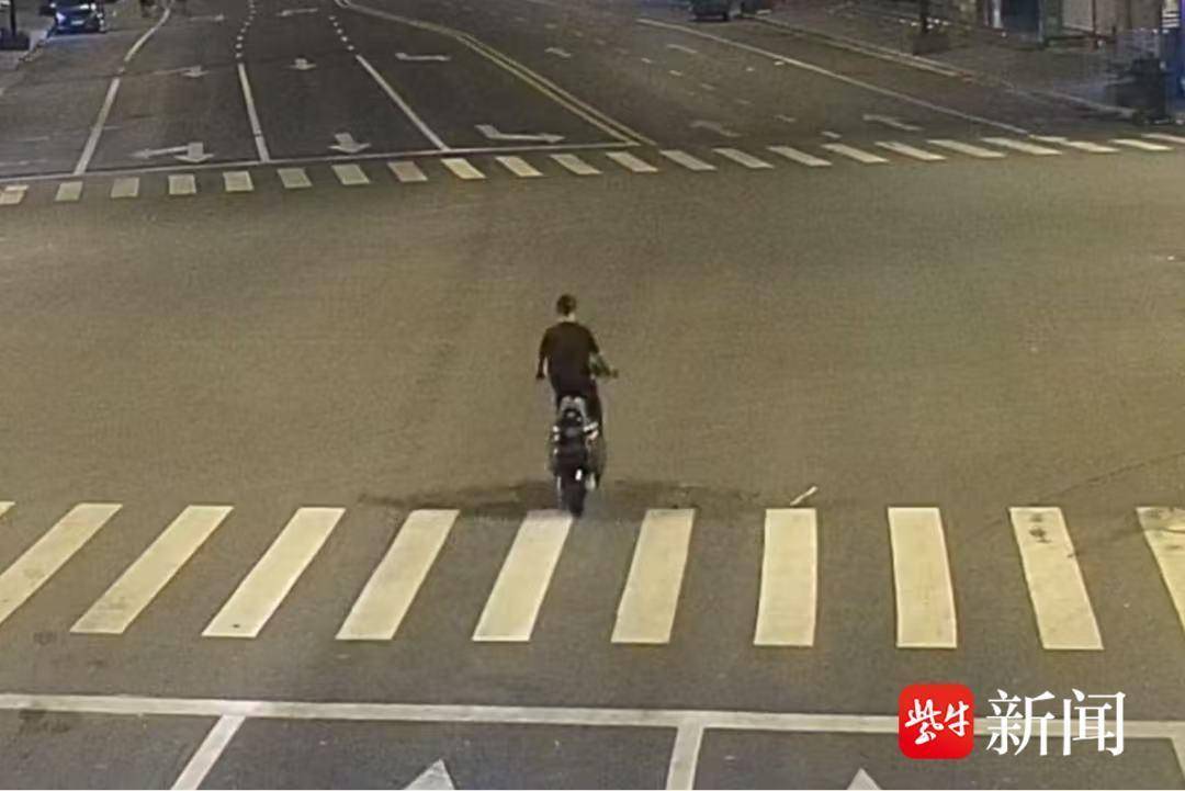 一路火花带闪电!“鬼火少年” 深夜玩“翘头”发生事故! 一路火花带闪电!“鬼火少年” 深夜玩“翘头”发生事故!