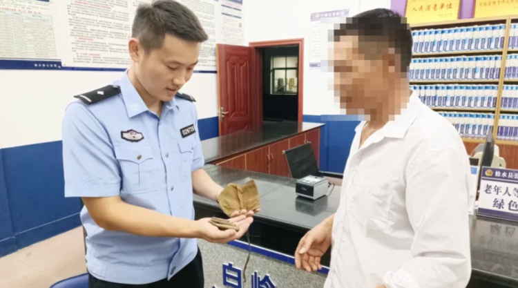 6枚子弹 他主动上交了父亲的“遗物”