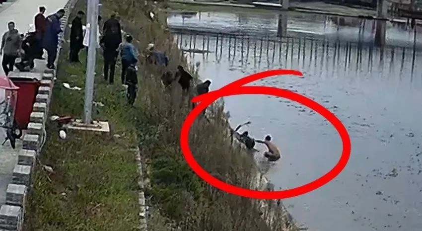 襄阳80后“烧烤哥”，你奔跑的身影真帅！