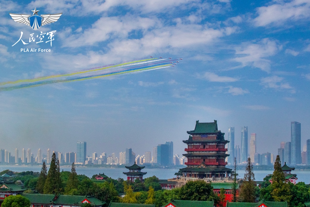 飞越滕王阁！“红鹰”炫舞“英雄城”