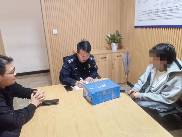 网约车司机接到订单却中途放弃生意，原来又是这个神秘包裹！