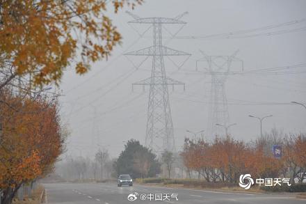 北京空气重污染黄色预警中 能见度低需谨慎驾驶