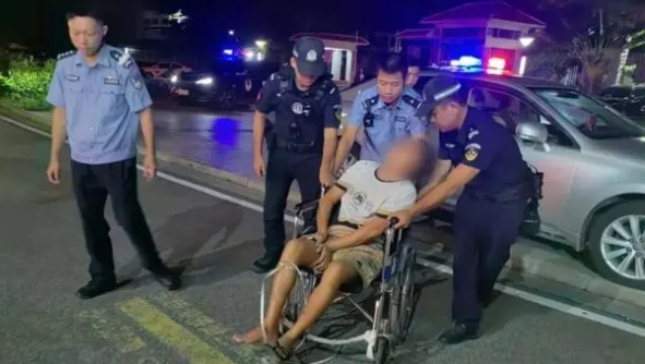 45斤巨蟒深夜出没甘蔗地!广西“蓝朋友”拿捏 45斤巨蟒深夜出没甘蔗地!广西“蓝朋友”拿捏