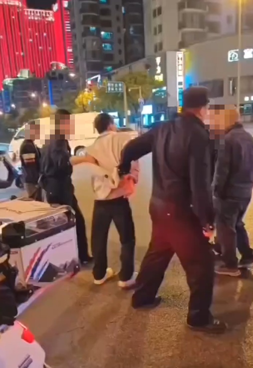 市民围住“抢小孩的人贩子”怒骂“化生子”,长沙警方辟谣:排除拐卖嫌疑 市民围住“抢小孩的人贩子”怒骂“化生子”,长沙警方辟谣:排除拐卖嫌疑