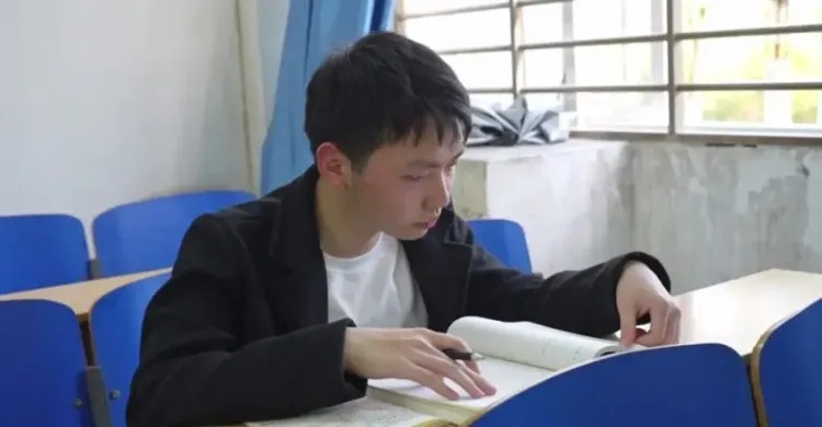 带着母亲上大学的“无腿少年”,保研成功! 带着母亲上大学的“无腿少年”,保研成功!