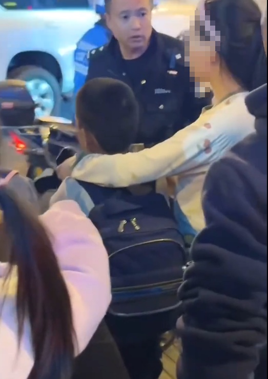 市民围住“抢小孩的人贩子”怒骂“化生子”,长沙警方辟谣:排除拐卖嫌疑 市民围住“抢小孩的人贩子”怒骂“化生子”,长沙警方辟谣:排除拐卖嫌疑