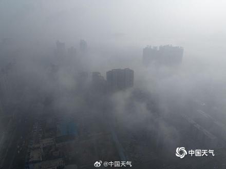 河北廊坊大雾弥漫 高空俯瞰城市如在云端