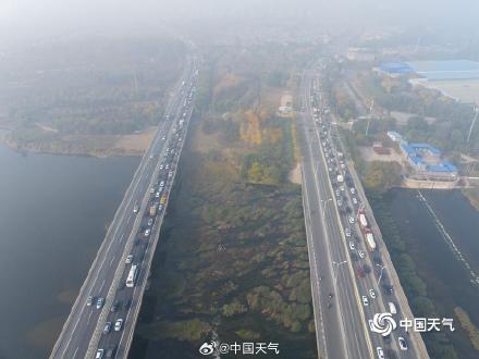 河北廊坊大雾弥漫 高空俯瞰城市如在云端