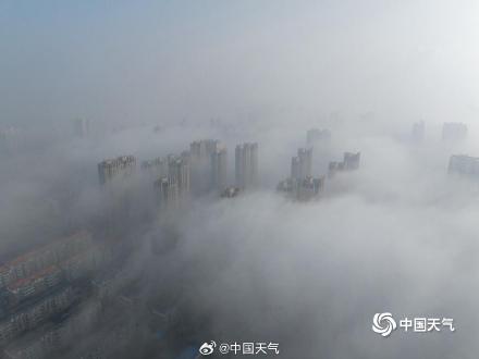 河北廊坊大雾弥漫 高空俯瞰城市如在云端