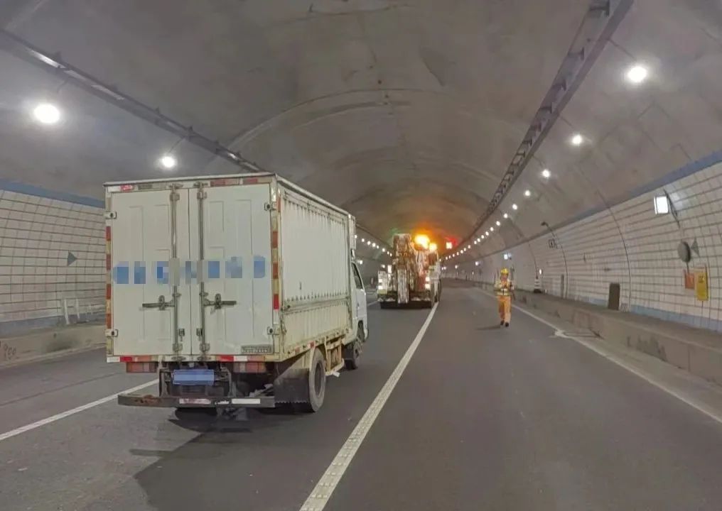 高速隧道内惊现“人肉警示牌”!幸好…… 高速隧道内惊现“人肉警示牌”!幸好……