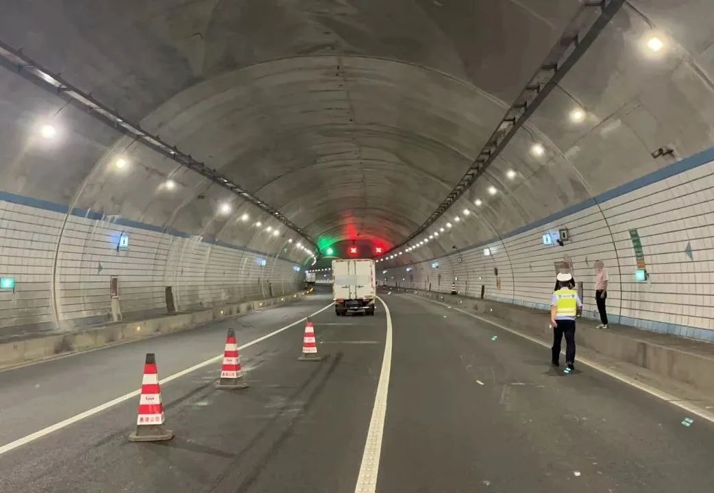 高速隧道内惊现“人肉警示牌”!幸好…… 高速隧道内惊现“人肉警示牌”!幸好……