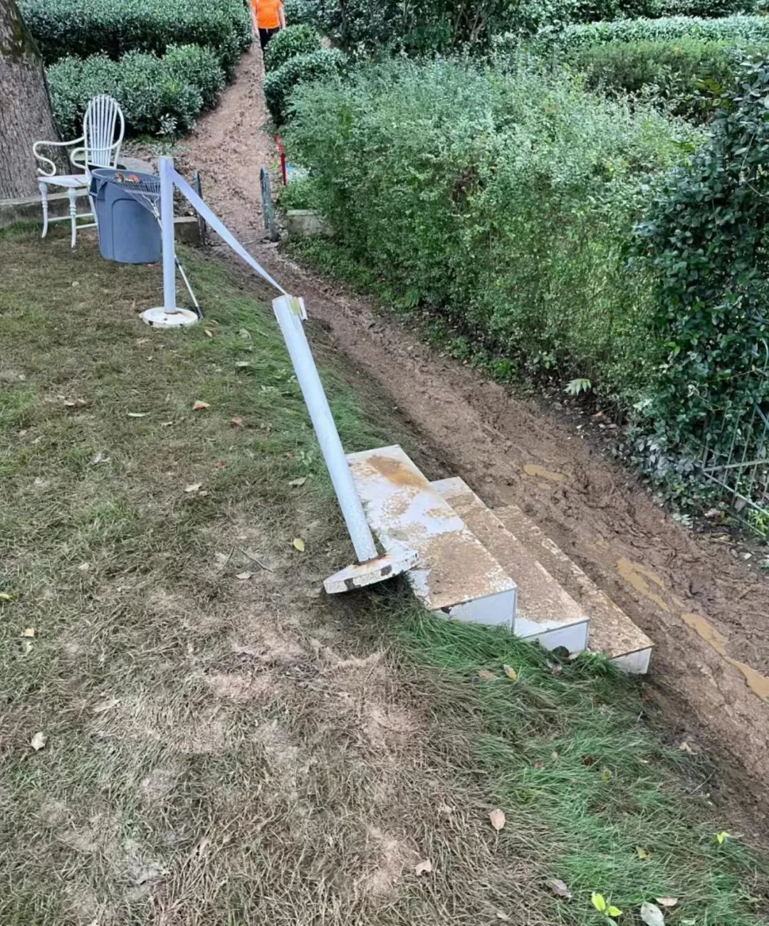 什么素质？几十人擅闯别墅在泳池洗鞋，主办方回应