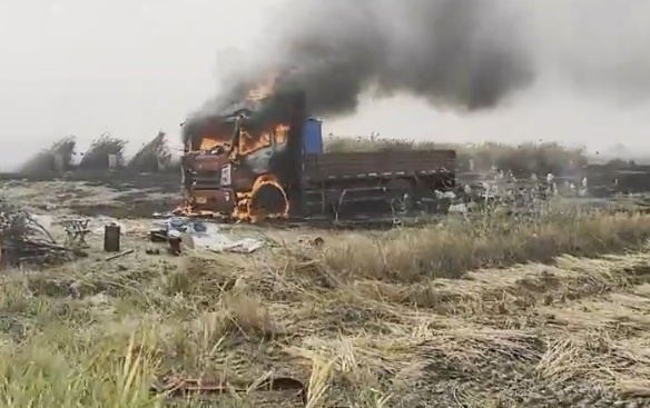 居民在坟头点火“燎原”,烧了个“大家伙”! 居民在坟头点火“燎原”,烧了个“大家伙”!