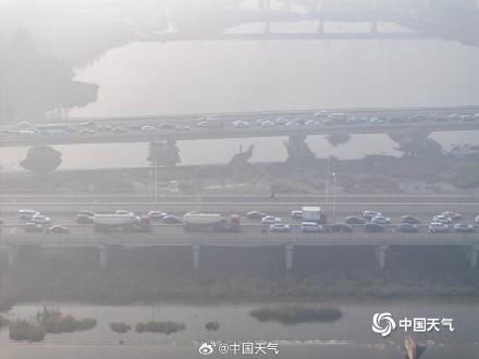 河北廊坊大雾弥漫 高空俯瞰城市如在云端
