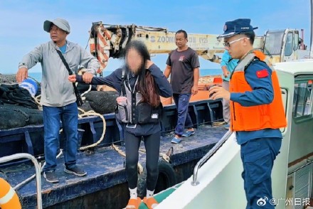 女子划桨板出海看海豚中途力竭落水 ,广东江门海警紧急救援 女子划桨板出海看海豚中途力竭落水 ,广东江门海警紧急救援