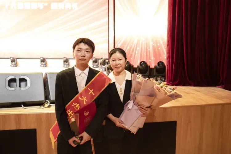 带着母亲上大学的“无腿少年”,保研成功! 带着母亲上大学的“无腿少年”,保研成功!