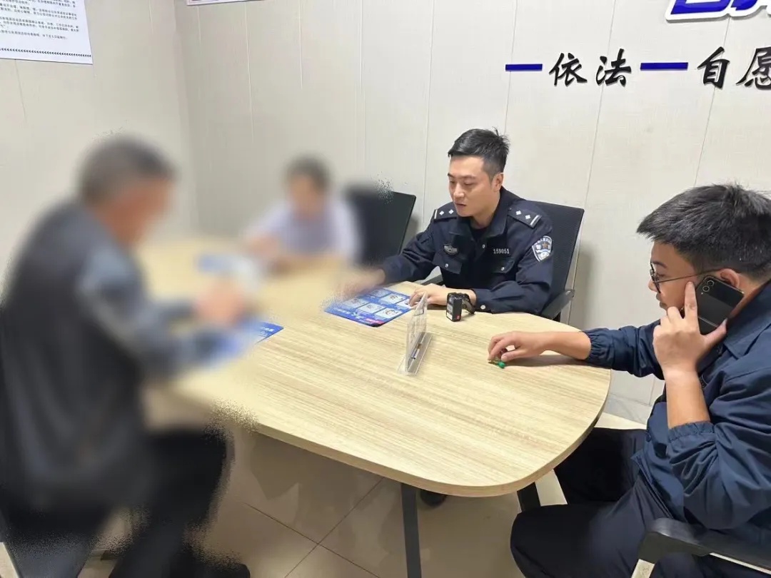 男子家中藏132万元现金！民警“怒”了