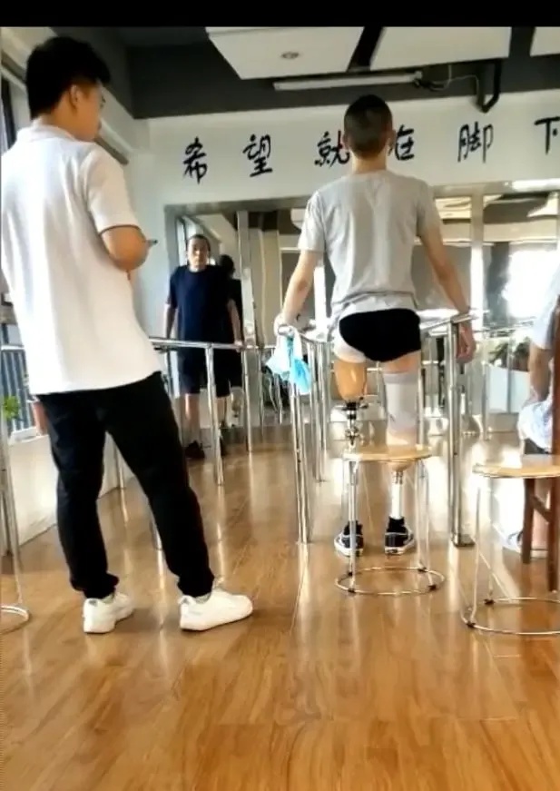 带着母亲上大学的“无腿少年”,保研成功! 带着母亲上大学的“无腿少年”,保研成功!