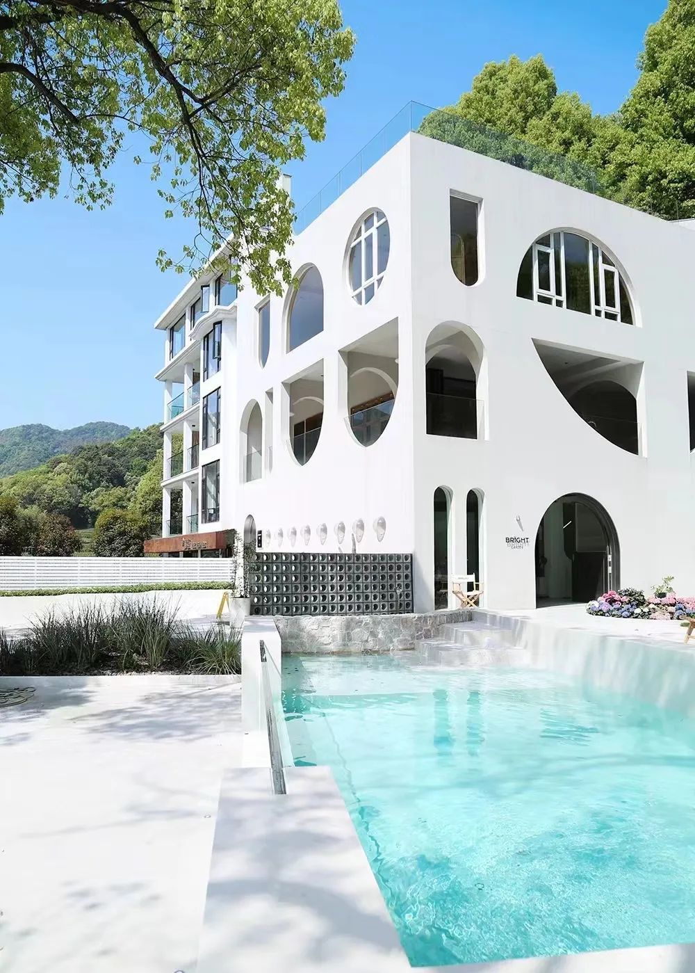 什么素质？几十人擅闯别墅在泳池洗鞋，主办方回应