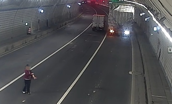 高速隧道内惊现“人肉警示牌”!幸好…… 高速隧道内惊现“人肉警示牌”!幸好……