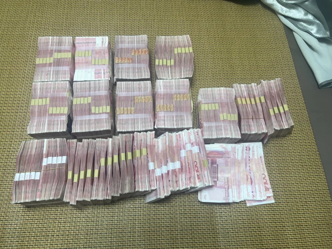 男子家中藏132万元现金！民警“怒”了