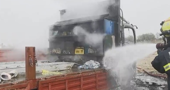 居民在坟头点火“燎原”,烧了个“大家伙”! 居民在坟头点火“燎原”,烧了个“大家伙”!