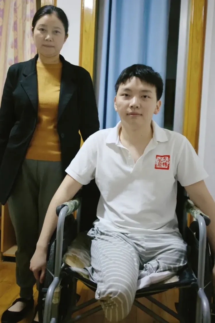 带着母亲上大学的“无腿少年”,保研成功! 带着母亲上大学的“无腿少年”,保研成功!