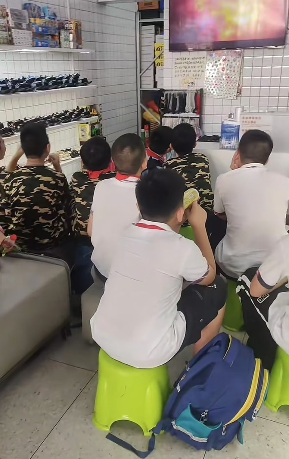 广东一鞋店老板睡过头，被一群着急看电视的小学生连敲带喊催开门