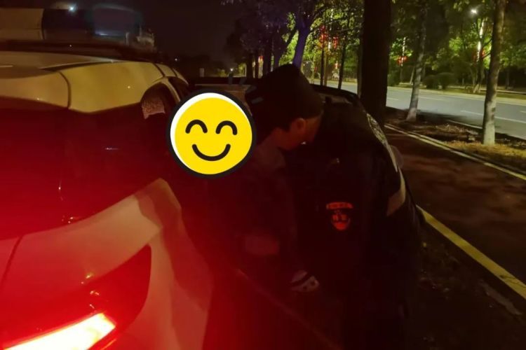 九旬老人：“坐警车要不要钱的？”
