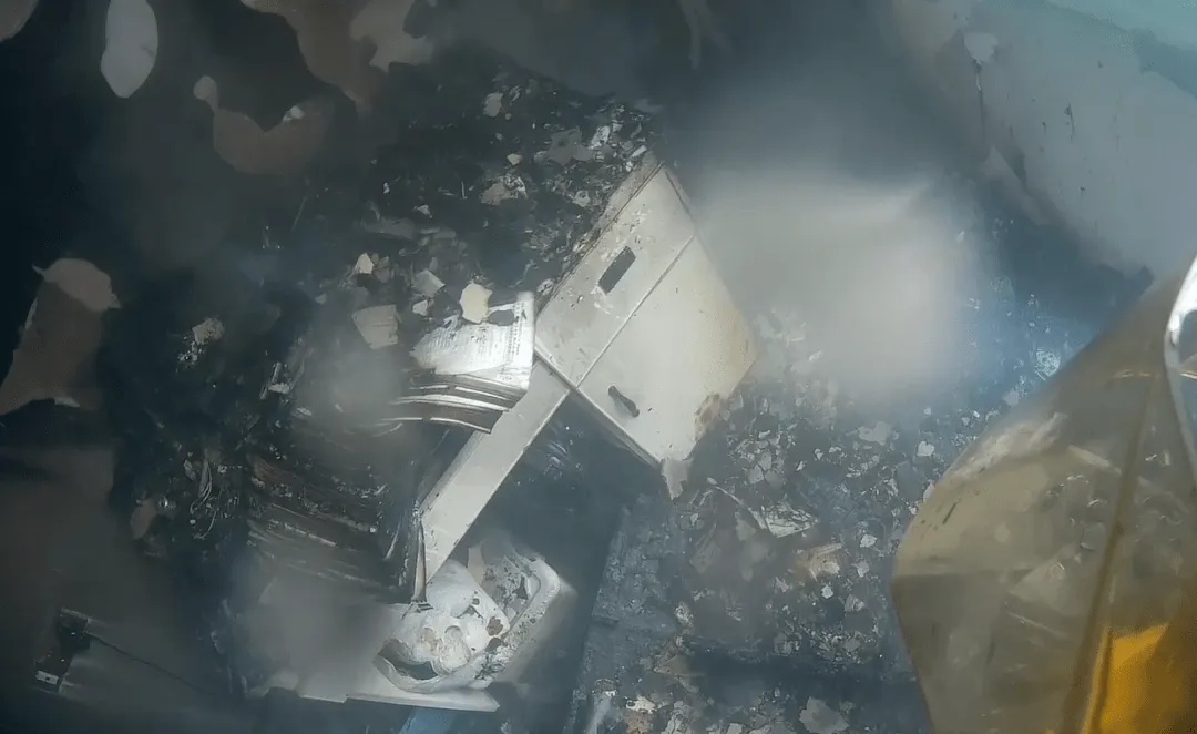 突发爆炸!家烧没了!看完马上想回家拔插头...... 突发爆炸!家烧没了!看完马上想回家拔插头......