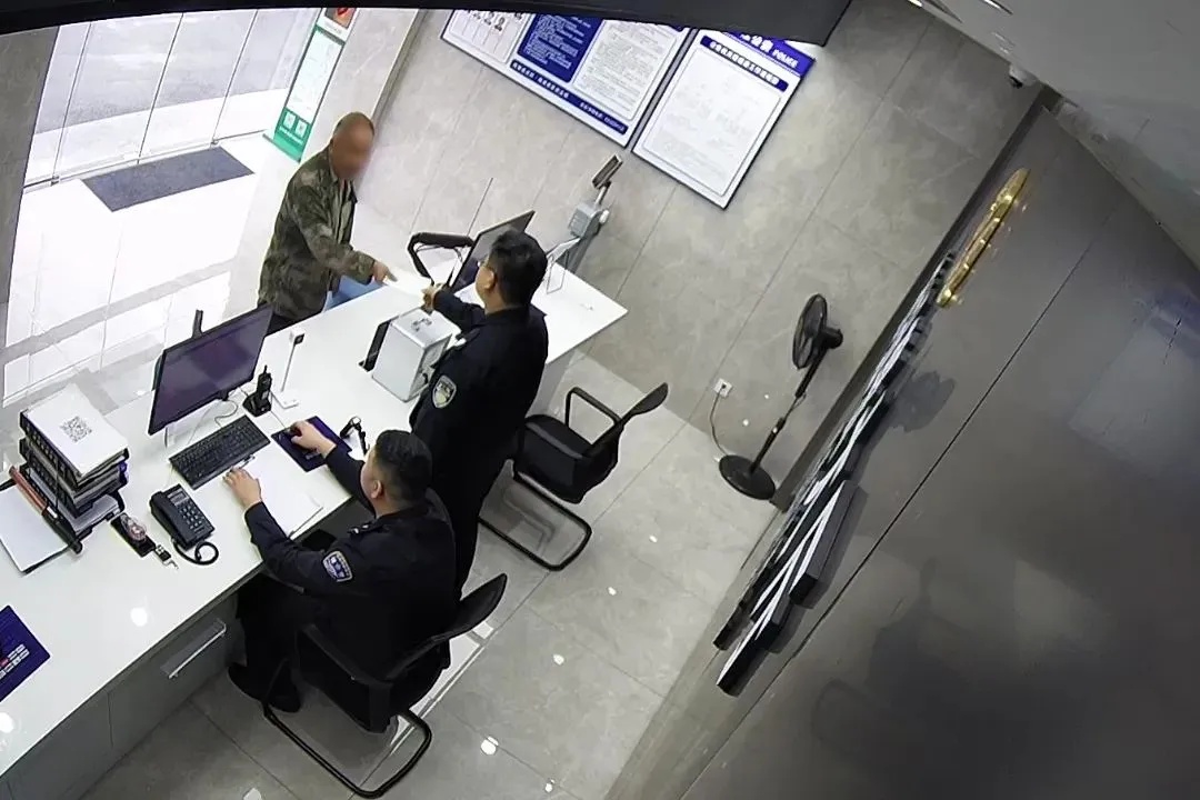 刷屏了！杭州环卫师傅捡到246万……