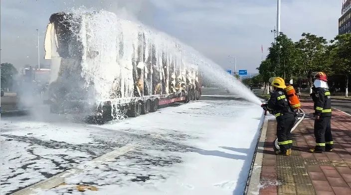 货车变“火车”，司机一路“狂飙”……