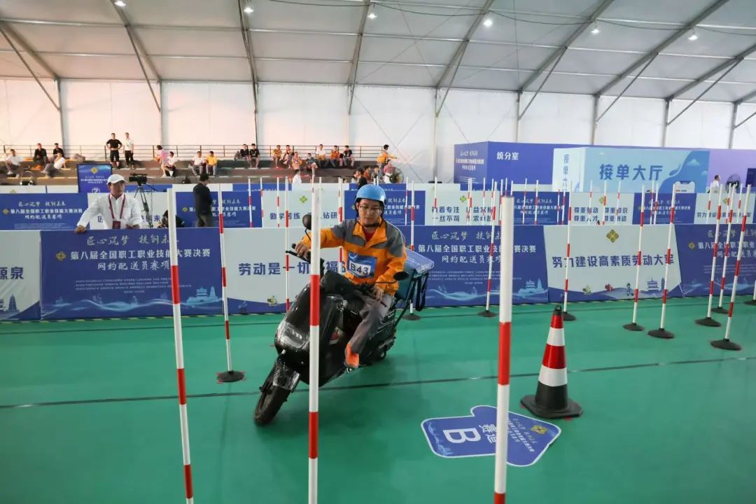 因为这，外卖小哥被奖励10万元