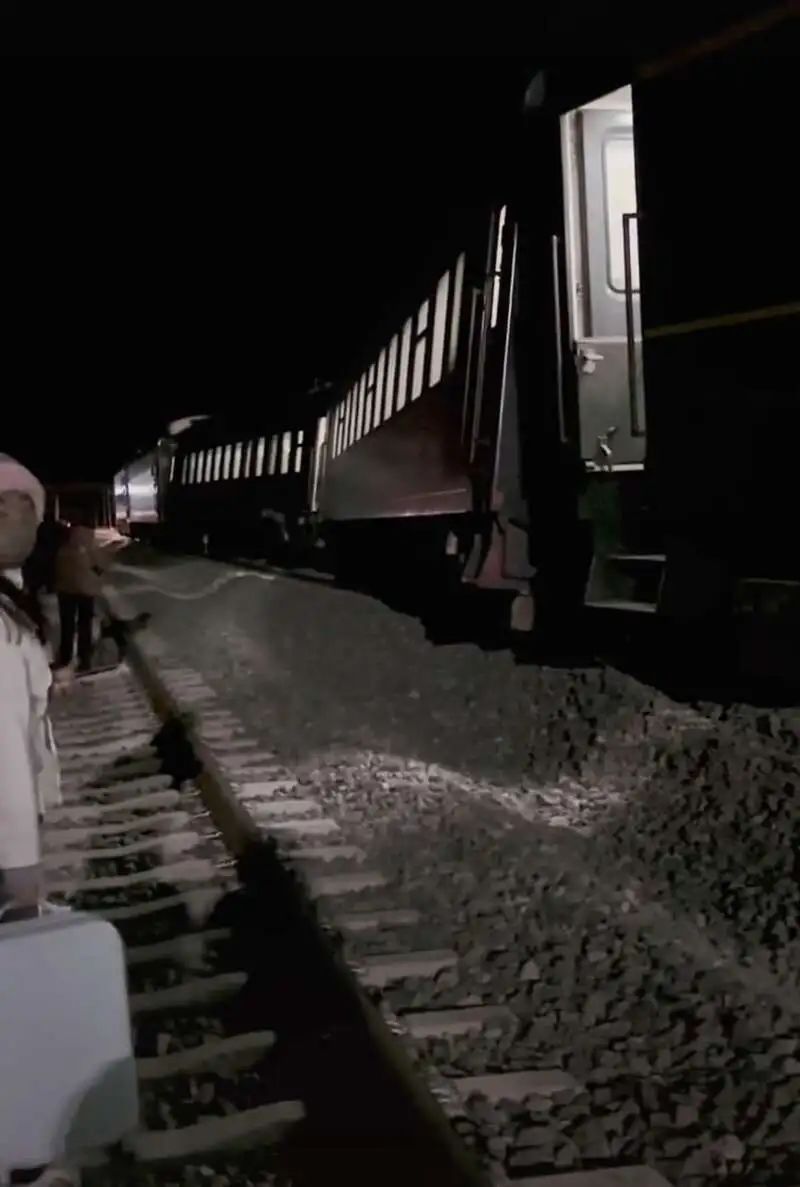 一列车行驶中脱轨！当地安排大巴车运送乘客