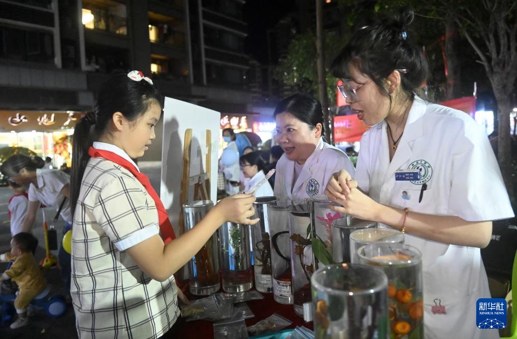 广西南宁：中医药夜市情暖社区护健康