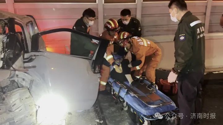 济南高架路突发车祸一名男子被困，消防紧急救援！