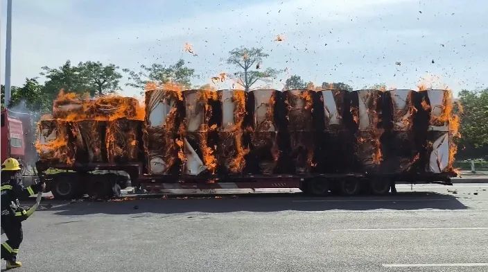 货车变“火车”，司机一路“狂飙”……