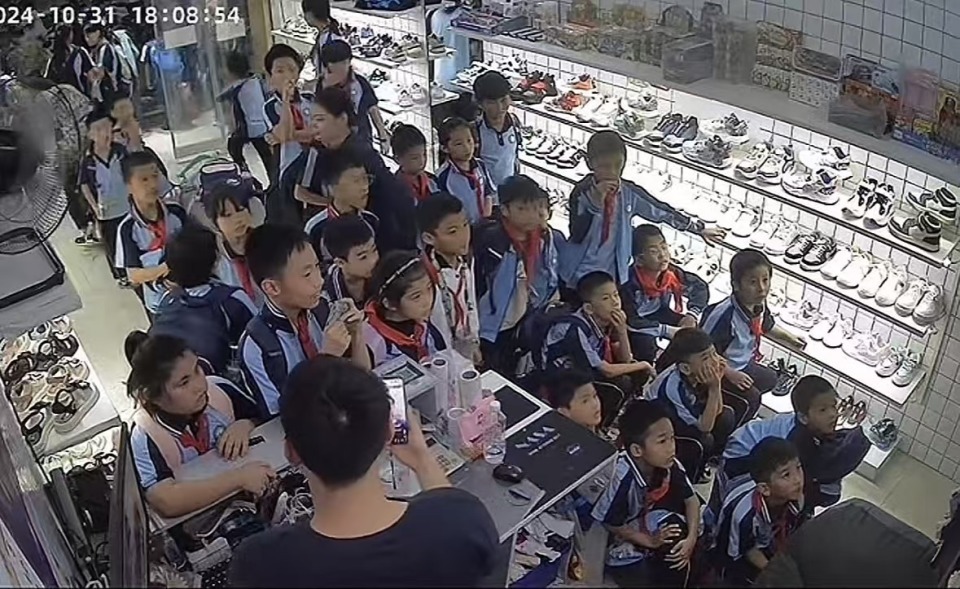 广东一鞋店老板睡过头，被一群着急看电视的小学生连敲带喊催开门