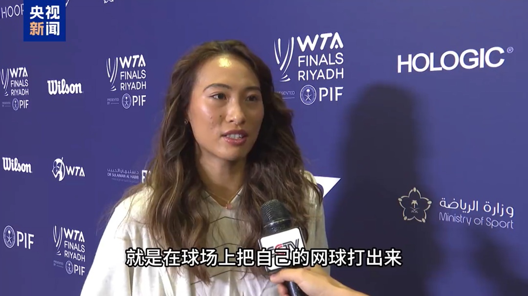 今晚！郑钦文再战萨巴伦卡！此前合照站C位引争议，Queen Wen高情商回应→