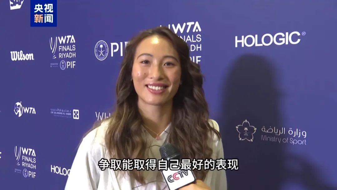 今晚！郑钦文再战萨巴伦卡！此前合照站C位引争议，Queen Wen高情商回应→