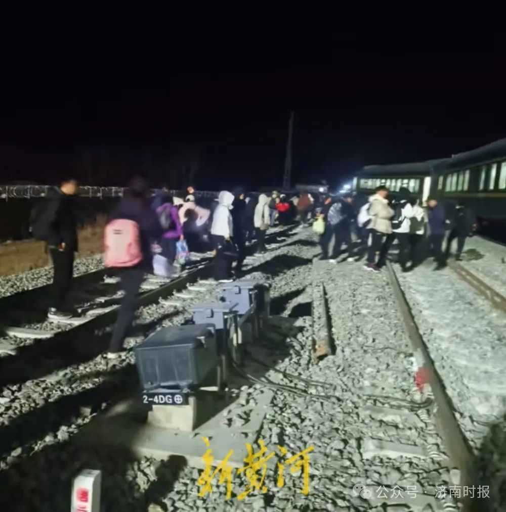 突发!一列车行驶中脱轨,多节车厢倾斜……官方凌晨通报→ 突发!一列车行驶中脱轨,多节车厢倾斜……官方凌晨通报→