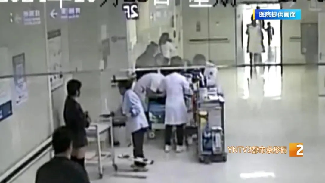 危急！心脏骤停！路过的他冲上去了……